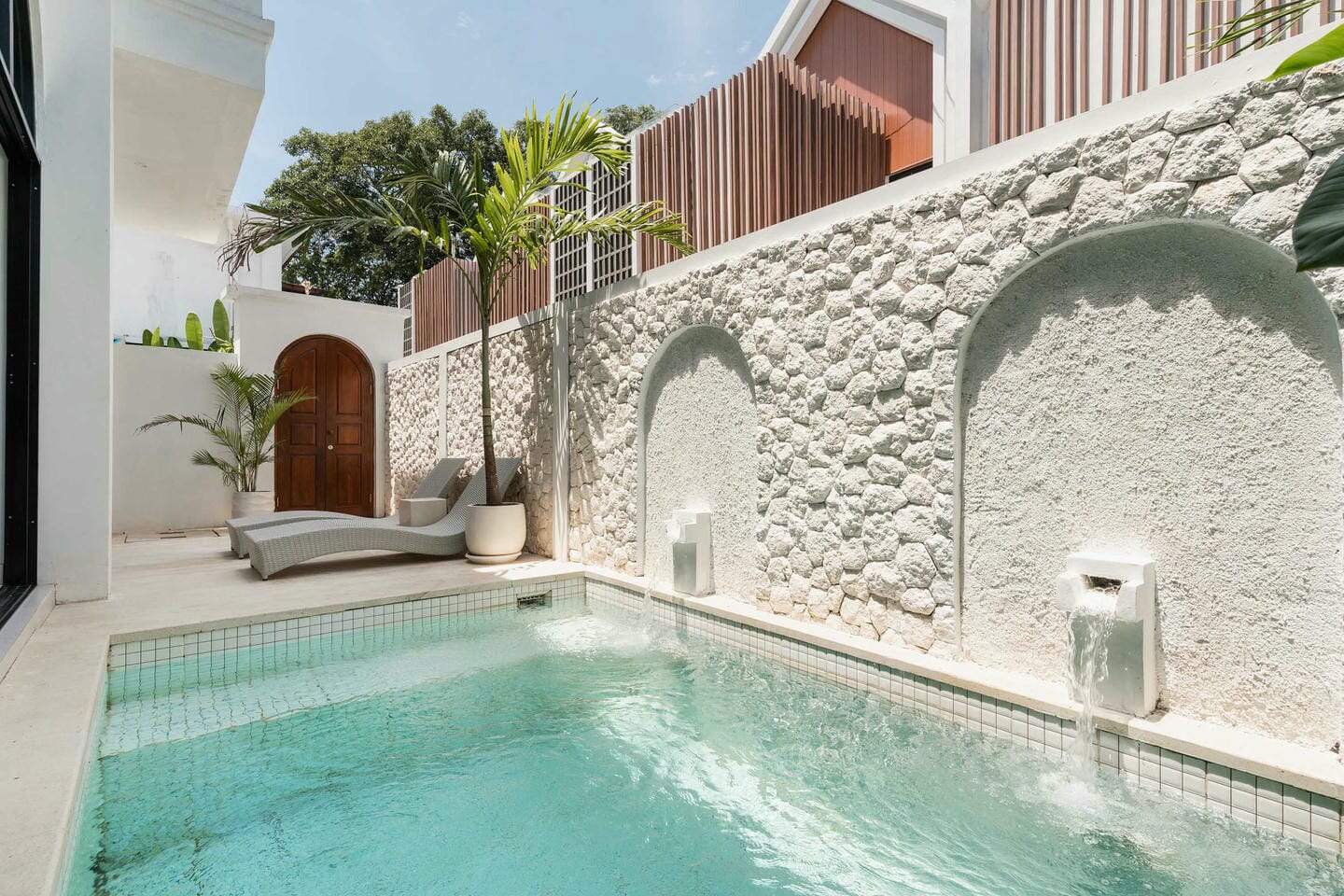 EXCLUSIVE 2 BEDROOM VILLA FOR SALE LEASEHOLD IN BATU BOLONG BE-1039 